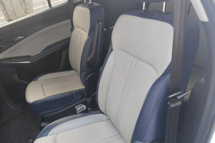 Used SOL X8 PLUS 2023 1.5 TGDI DCT Smart Home Edition 6-Seater Left Rear Seat