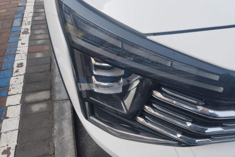 Used SOL X8 PLUS 2023 1.5 TGDI DCT Smart Home Edition 6-Seater Right Front Headlight