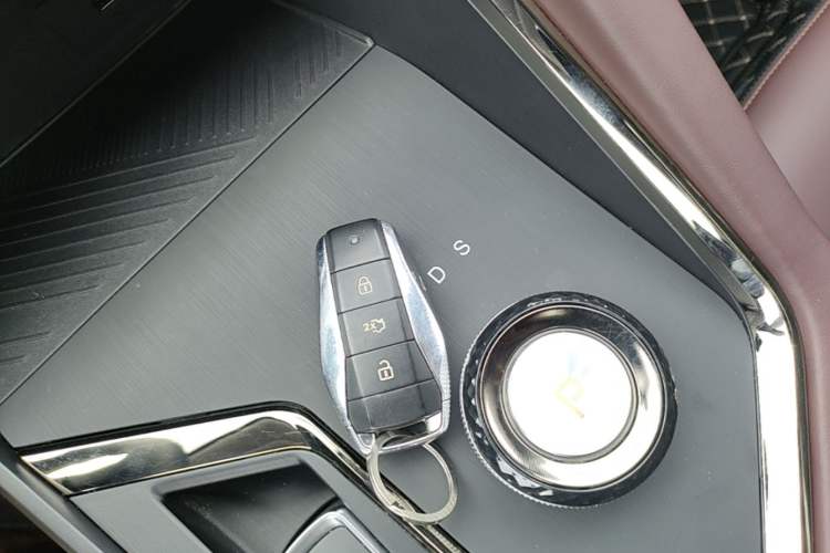 Used SOL X8 PLUS 2023 1.5 TGDI DCT ZhiJia Edition 5 Seats Vehicle Key