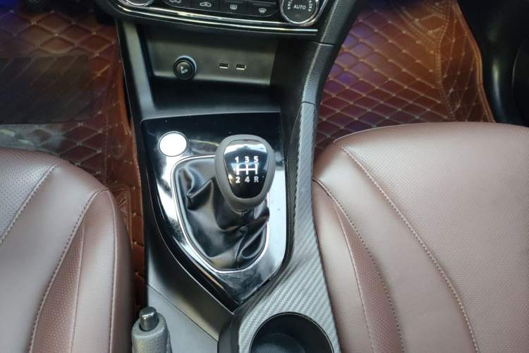 Used Soueast A5 Wing Dance 2019 1.5L Manual Flagship Version China V Standard Gear Lever