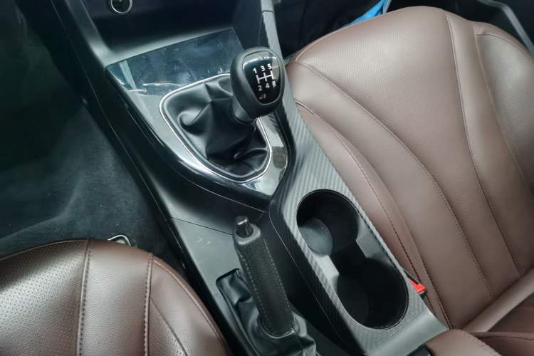 Used Soueast A5 Wing Dance 2019 1.5L Manual Luxury Version China V Standard Gear Lever