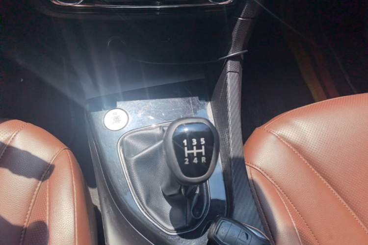 Used Soueast A5 Wing Dance 2019 1.5L Manual Flagship Version China V Standard Gear Lever