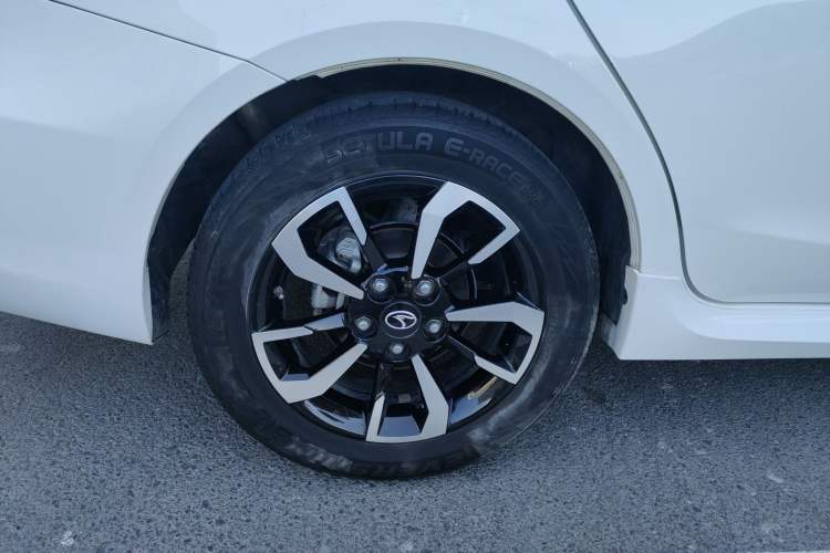 Used Soueast A5 Wing Dance 2019 1.5L Manual Flagship Version China V Standard Right Rear Wheel Hub