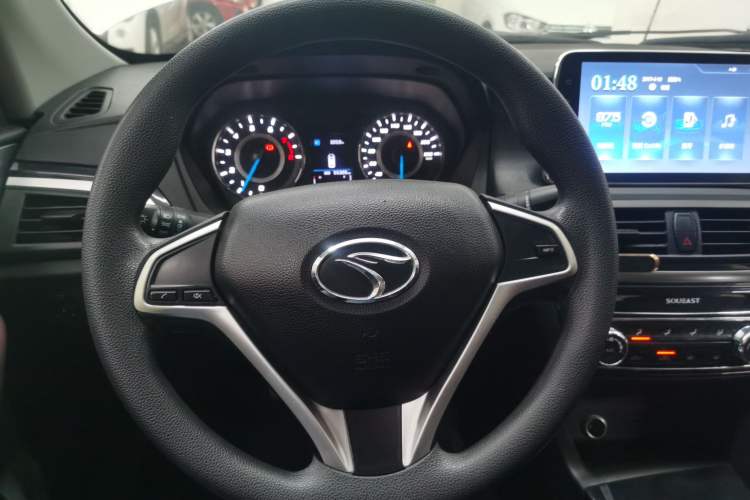 Used Soueast A5 Wing Dance 2019 1.5L Manual Luxury Version China V Standard Steering Wheel