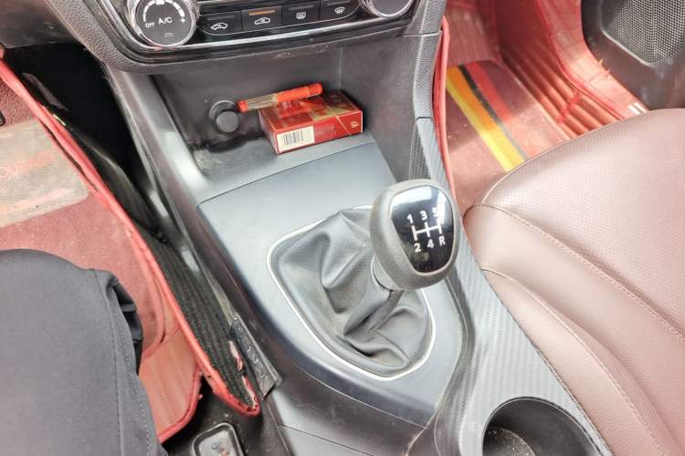 Used Soueast A5 Wing Dance 2021 1.5L Manual Wing豪 Edition Gear Lever