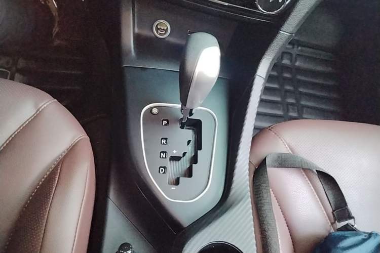 Used Soueast A5 Wing Dance 2022 1.5L CVT Wing豪 Edition Gear Lever