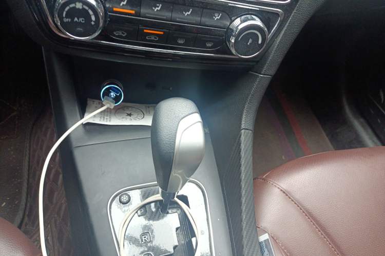 Used Soueast A5 Wing Dance 2022 1.5L CVT Wing豪 Edition Gear Lever