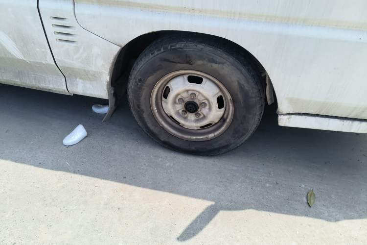 Used Soueast Delica 2008 2.0L Luxury Version Right Front Wheel Hub