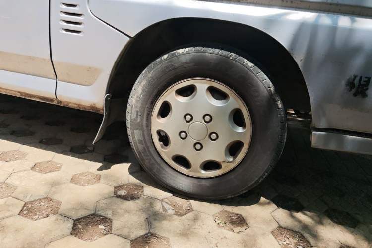 Used Soueast Delica 2014 2.0L Economy Version Right Front Wheel Hub