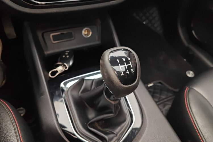 Used Soueast DX3 2016 1.5L Manual Luxury Edition Gear Lever
