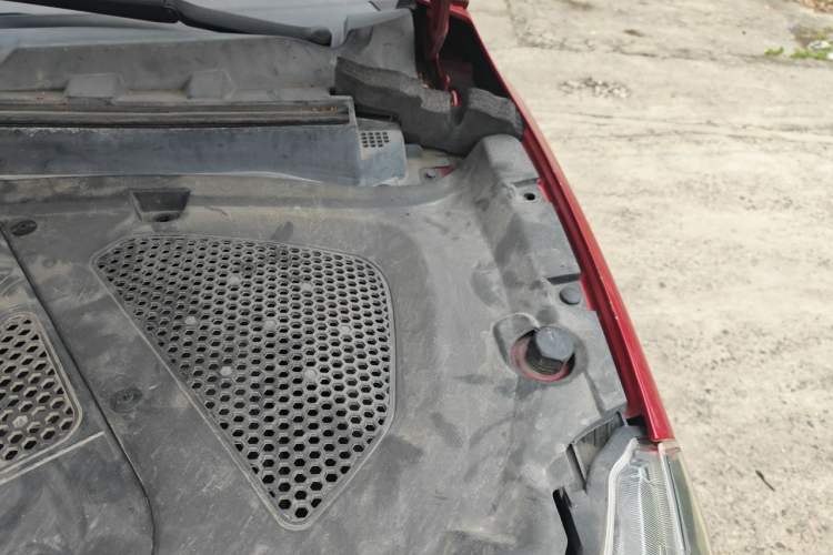 Used Soueast DX3 2016 1.5T CVT Flagship Model Engine Bay Left