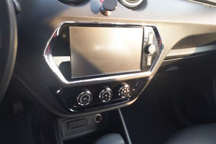 Used Soueast DX3 2016 1.5T SRG CVT Flagship Edition Interior 4