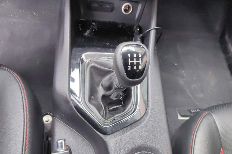 Used Soueast DX3 2016 1.5L Manual Luxury Model Gear Lever
