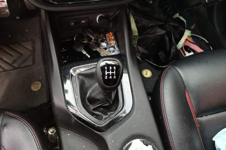 Used Soueast DX3 2016 1.5L Manual Luxury Edition Gear Lever