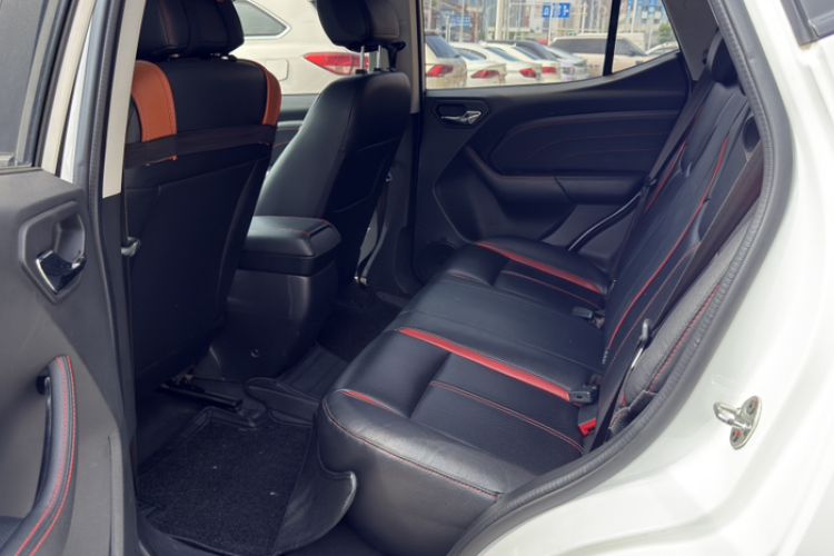 Used Soueast DX3 2016 1.5L Manual Luxury Model Interior 4