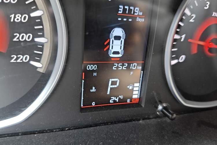 Used Soueast DX3 2016 1.5T CVT Prestige Edition Odometer Close Up