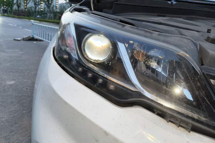 Used Soueast DX3 2016 1.5T CVT Flagship Model Right Front Headlight