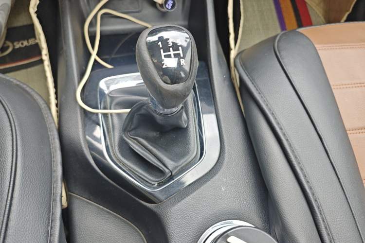 Used Soueast DX3 2016 1.5L Manual Luxury Edition Gear Lever