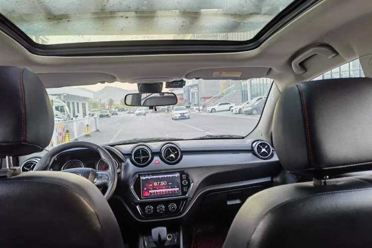 Used Soueast DX3 2016 1.5T CVT Flagship Model Interior 2