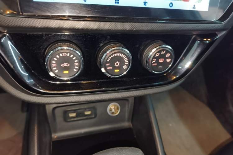 Used Soueast DX3 2018 1.5T CVT Luxury Model Audio And AC Panel