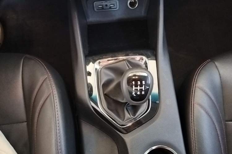 Used Soueast DX3 2018 1.5L Manual Luxury Model Gear Lever