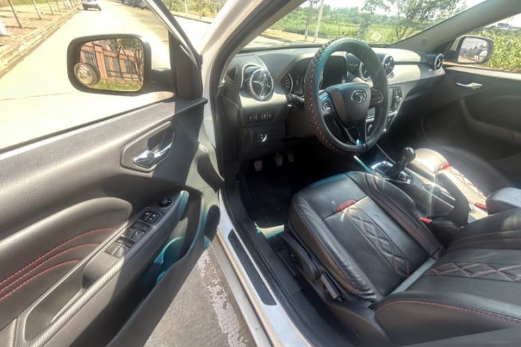 Used Soueast DX3 2018 1.5L Manual Luxury Model Interior 2