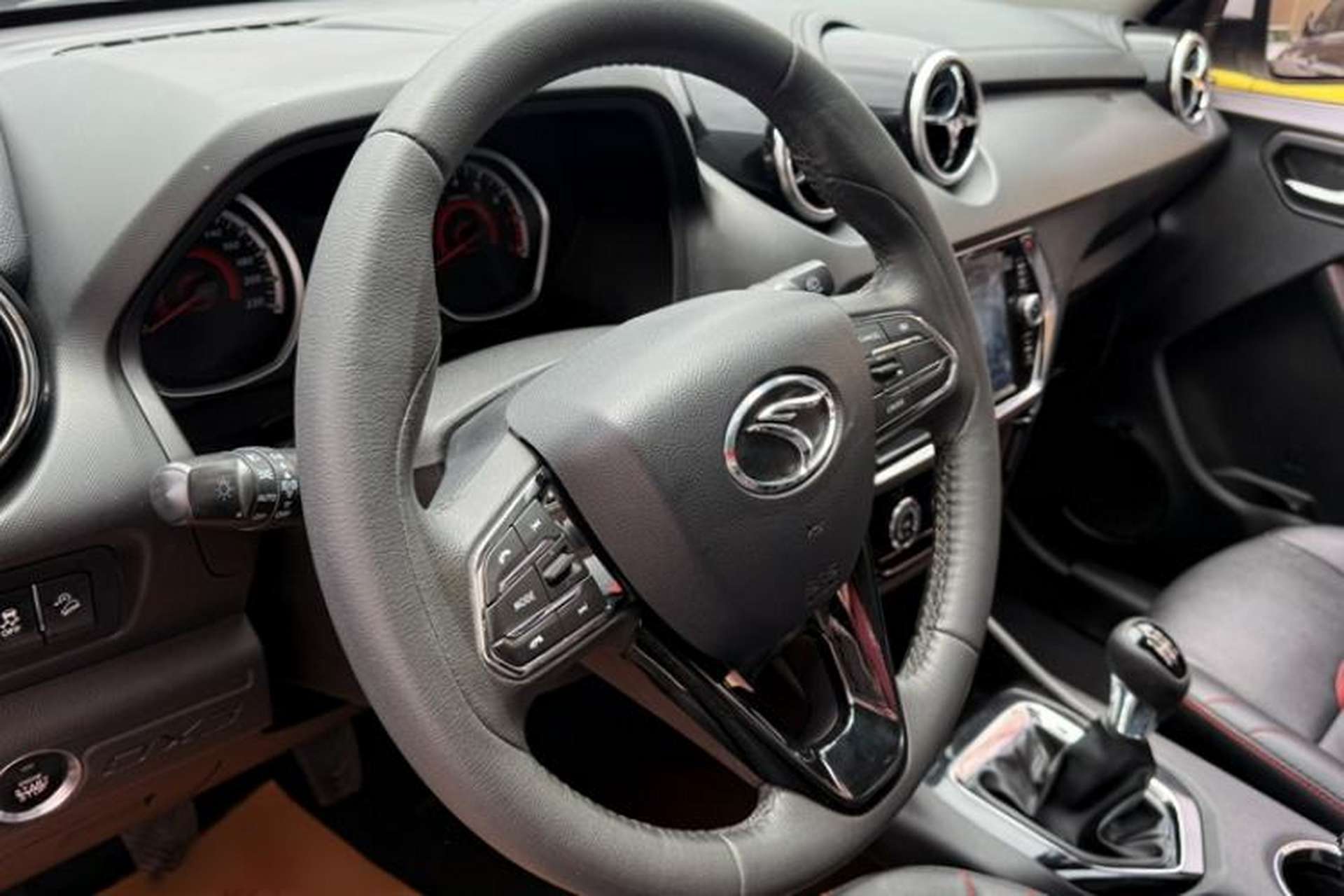 Used Soueast DX3 2018 1.5L Manual Luxury Model Interior 2