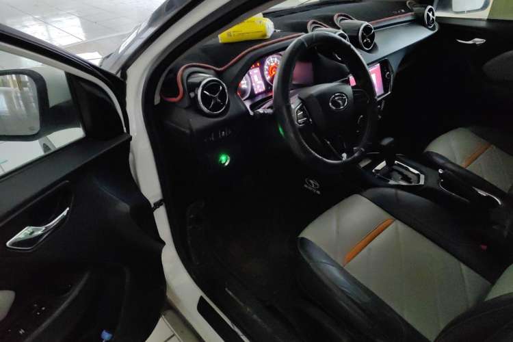 Used Soueast DX3 2018 1.5T Outdoor Edition CVT Prestige Model Interior 2
