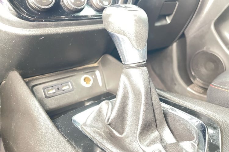 Used Soueast DX3 2018 1.5L Manual Luxury Model Interior 4