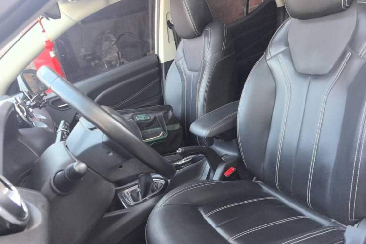 Used Soueast DX3 2018 1.5L Manual Luxury Model Interior 5