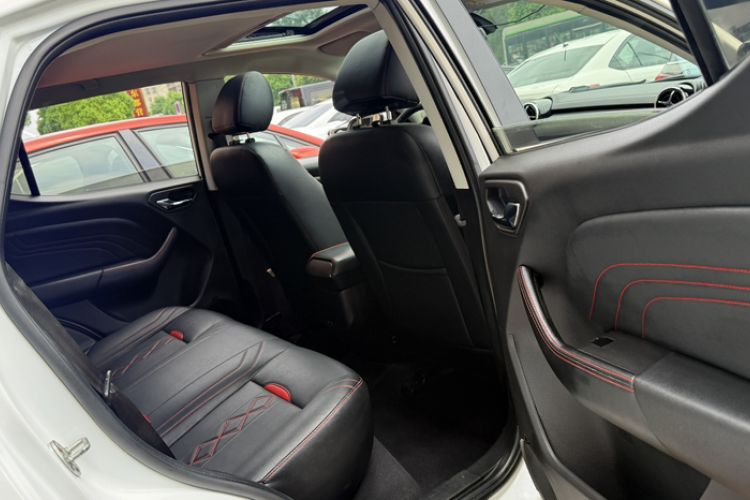 Used Soueast DX3 2018 1.5L Manual Luxury Model Interior 9