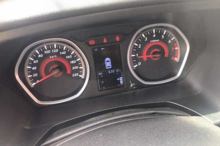 Used Soueast DX3 2019 1.5L Manual Luxury Version China V Standard Odometer Close Up