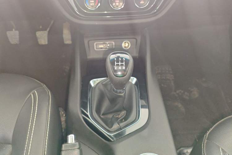 Used Soueast DX3 2019 1.5L Manual Luxury Model China VI Standard Gear Lever