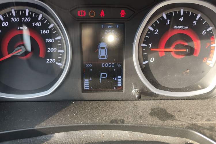 Used Soueast DX3 2019 1.5T CVT Luxury Version China V Standard Odometer Close Up