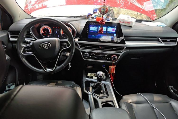 Used Soueast DX5 2019 1.5L Manual Luxury Version Center Console