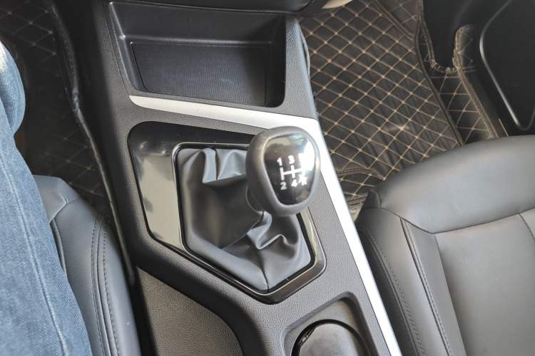 Used Soueast DX5 2019 1.5L Manual Luxury Version Gear Lever