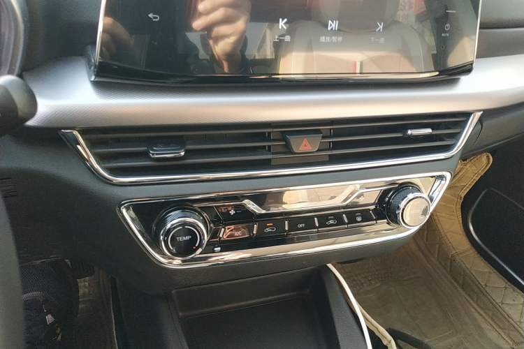 Used Soueast DX5 2021 1.5L Manual Deluxe Upgrade Version Audio And AC Panel