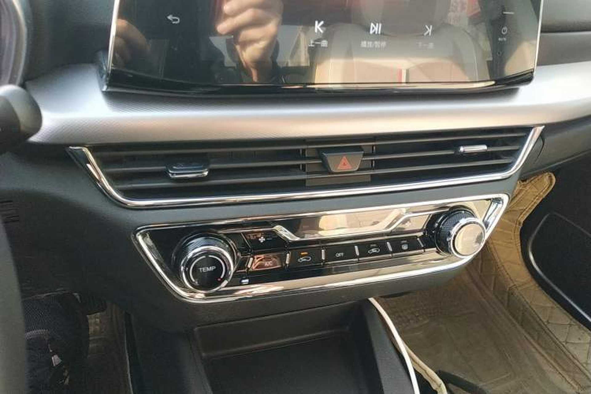 Used Soueast DX5 2021 1.5L Manual Deluxe Upgrade Version Audio And AC Panel