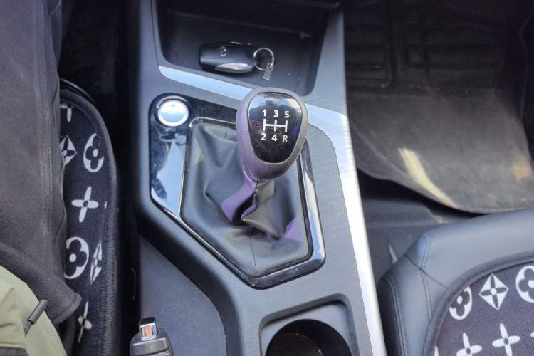 Used Soueast DX5 2021 1.5L Manual Deluxe Upgrade Version Gear Lever