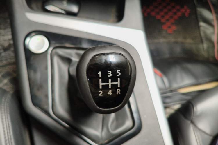 Used Soueast DX5 2021 1.5L Manual Deluxe Upgrade Version Gear Lever