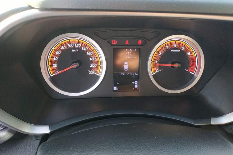 Used Soueast DX5 2021 1.5L Manual Deluxe Upgrade Version Odometer Close Up