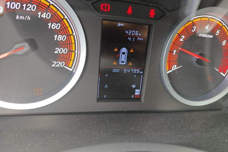 Used Soueast DX5 2021 1.5L Manual Deluxe Upgrade Version Odometer Close Up
