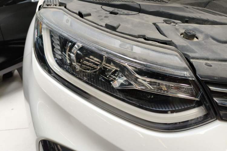 Used Soueast DX5 2021 1.5L Manual Deluxe Upgrade Version Right Front Headlight