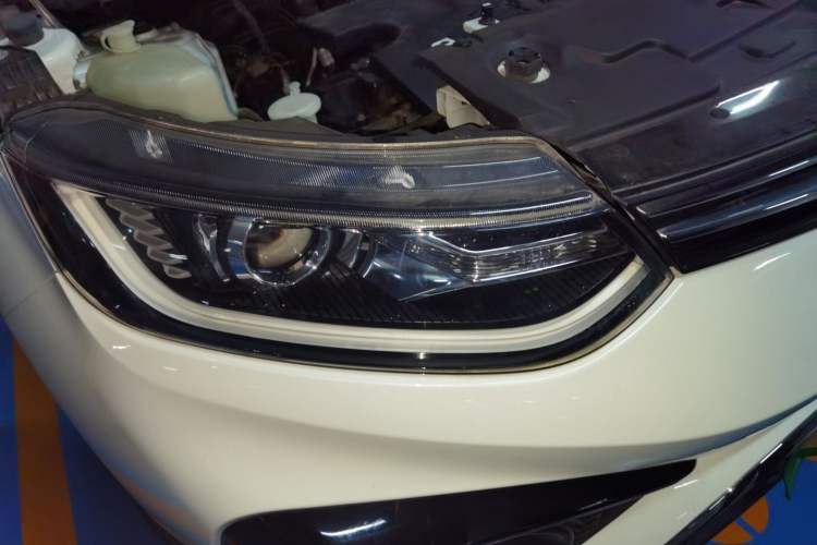 Used Soueast DX5 2021 1.5L Manual Deluxe Upgrade Version Right Front Headlight