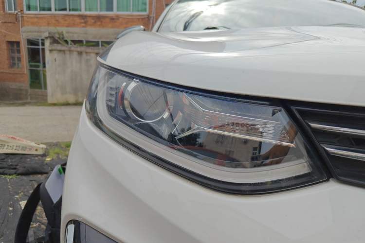 Used Soueast DX5 2021 1.5L Manual Deluxe Upgrade Version Right Front Headlight