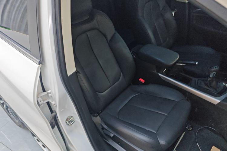 Used Soueast DX5 2021 1.5L Manual Deluxe Upgrade Version Right Front Seat