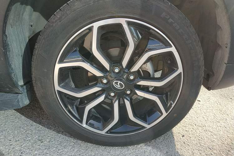 Used Soueast DX5 2021 1.5L Manual Deluxe Upgrade Version Right Front Wheel Hub