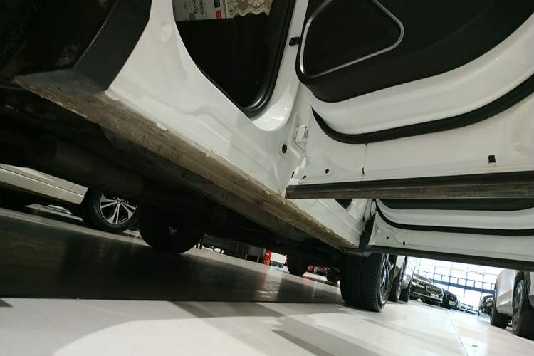 Used Soueast DX5 2021 1.5L Manual Deluxe Upgrade Version Right Side Sill