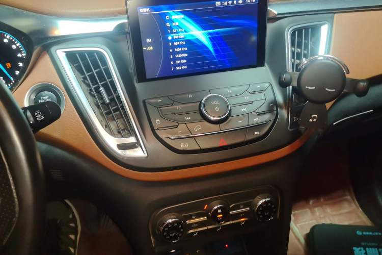 Used Soueast DX7 2015 1.5T Automatic Luxury Model Audio And AC Panel