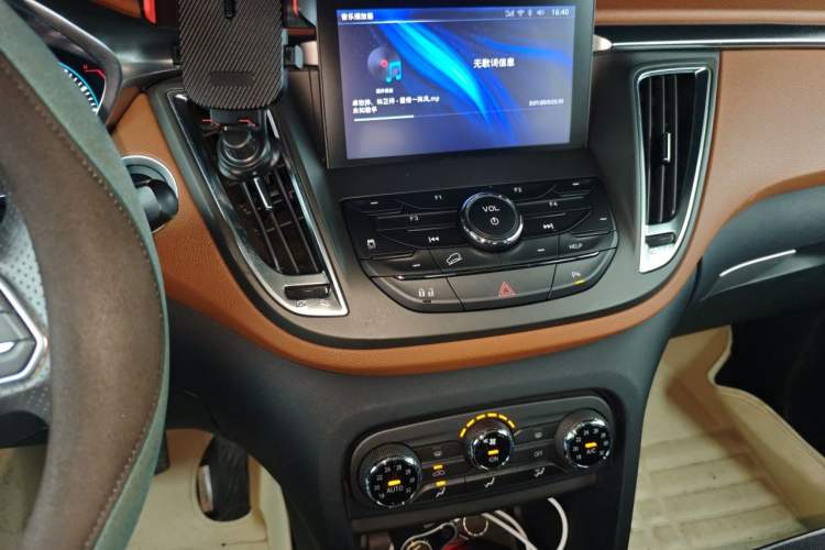 Used Soueast DX7 2015 1.5T Automatic Elite Model Audio And AC Panel